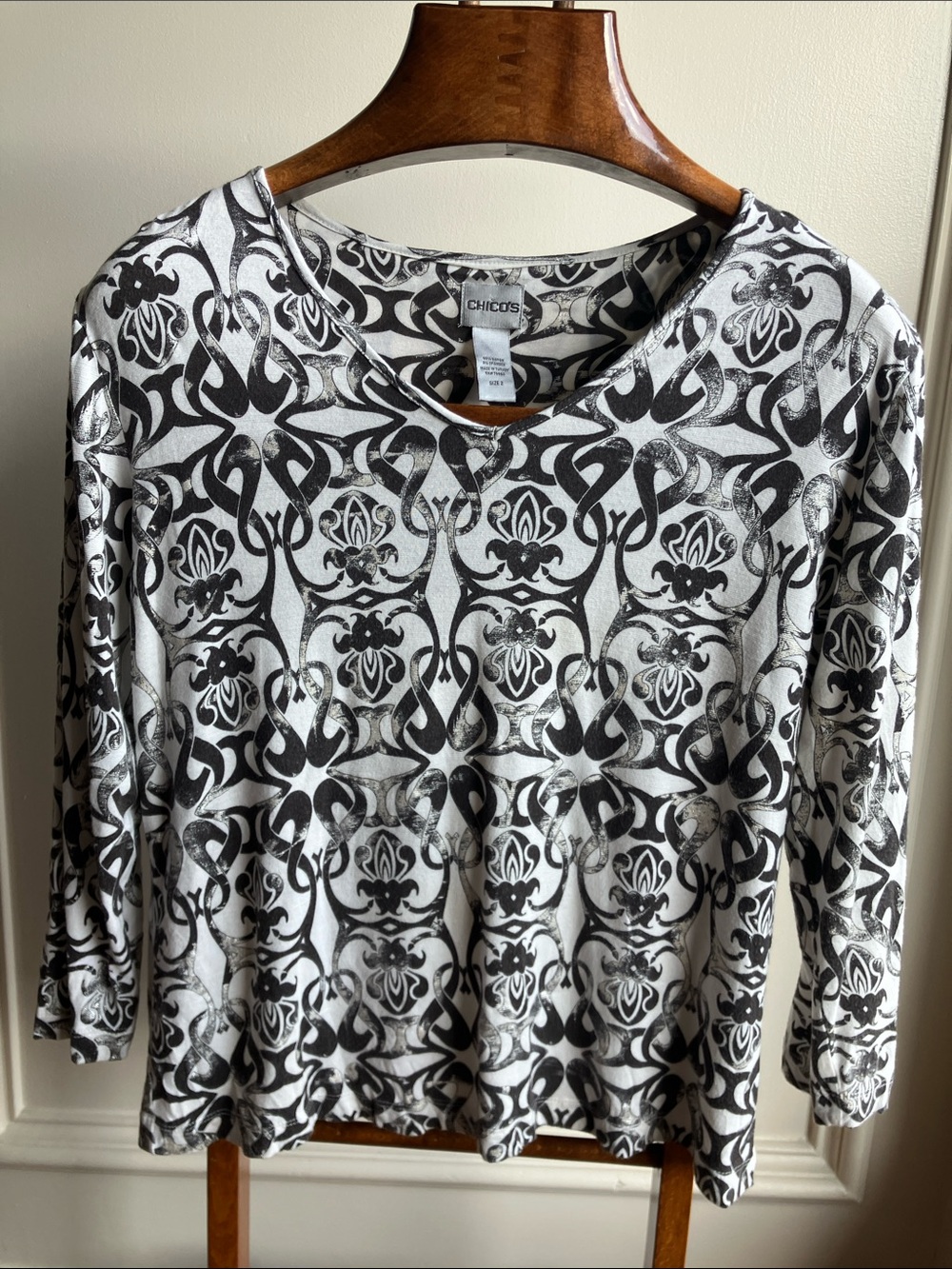 Chico's Black & White Scroll-Print Long Sleeve Tee